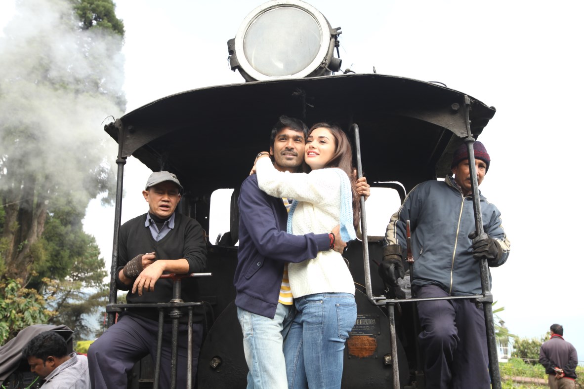 Dhanush, Amy Jackson Stills from Thangamagan