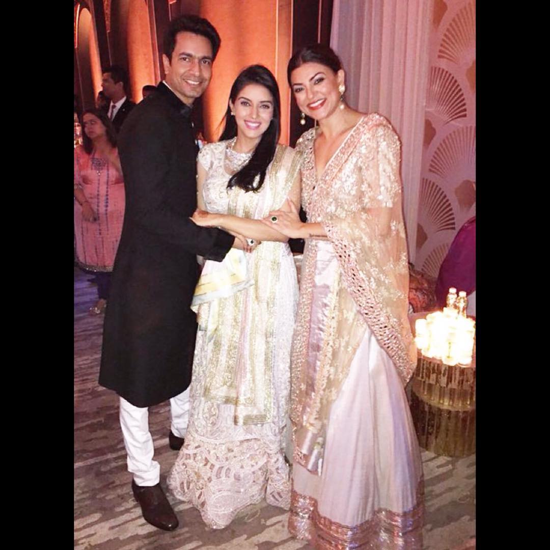 New Wedding Stills of Asin-Rahul Sharma couple
