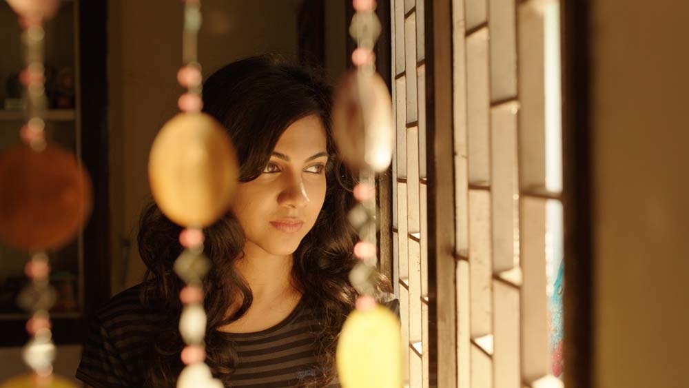 Actress Madonna Sebastian Still from Kadhalum Kadandhu Pogum Tamil Movie