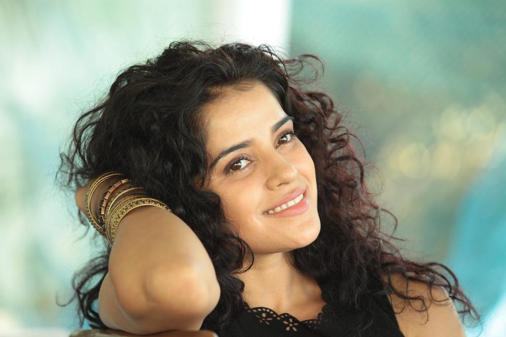 Nerungi Vaa Muthamidathe Tamil Movie Stills - Piaa Bajpai