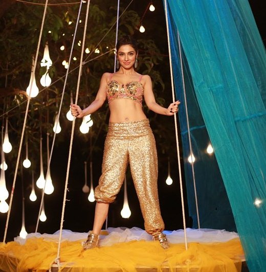 Divya Khosla Kumar in a "Humne Pee Rakhi Hai" song hot still from Sanam Re