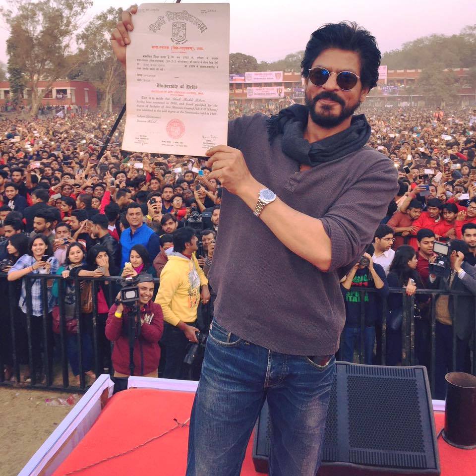 Shah Rukh Stills at Fan Anthem launch at Hansraj College in Delhi