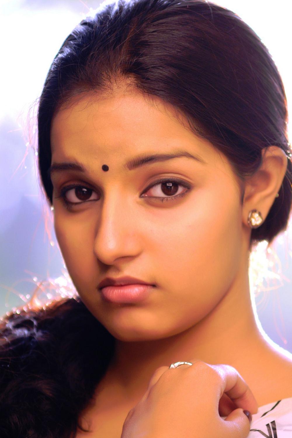 Nijama Nizhala Tamil Movie Stills | Malavika Menon