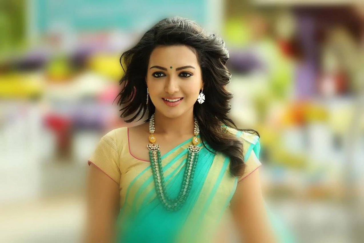 Catherine Tresa Stills From Sarrainodu Telugu Movie