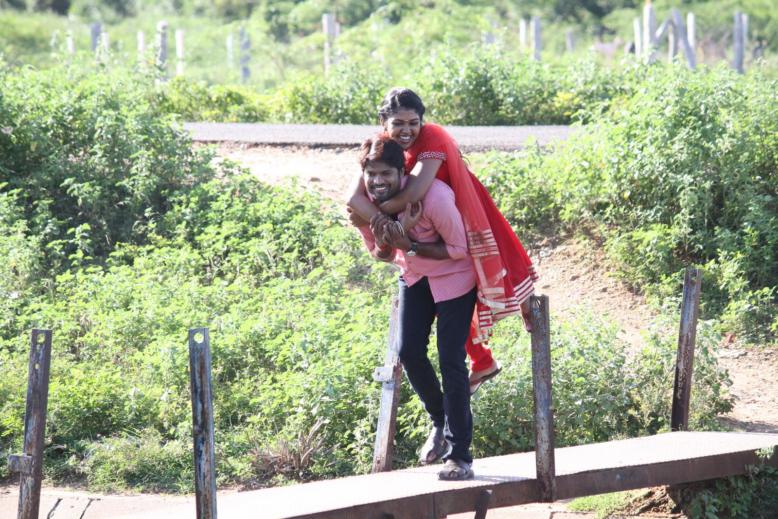 Enakku Veru Yengum Kilaigal Kidaiyathu Movie Stills