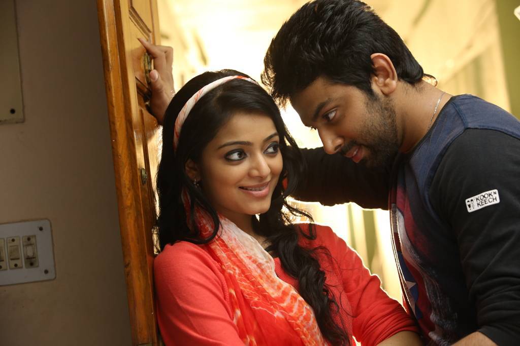 Actor Rameez Raja and Actress Janani Iyer Stills From Vithi Mathi Ulta Movie