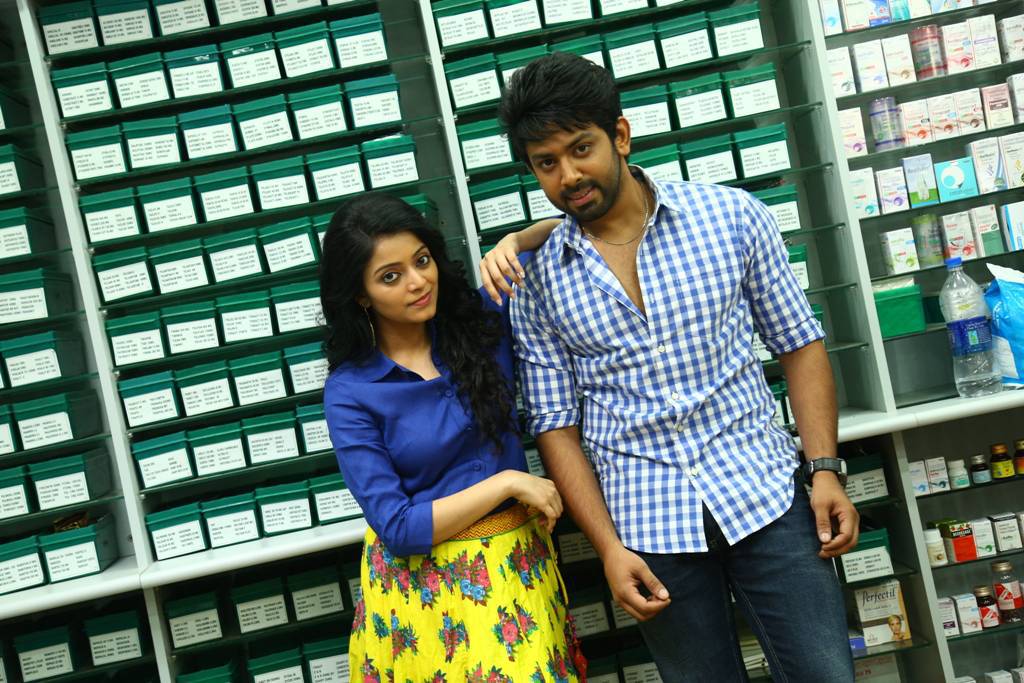 Actor Rameez Raja and Actress Janani Iyer Stills From Vithi Mathi Ulta Movie
