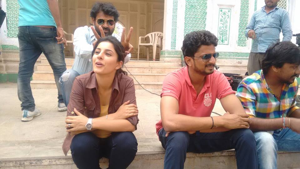 Raja Cheyyi Vesthe Telugu Movie Working Stills & Posters