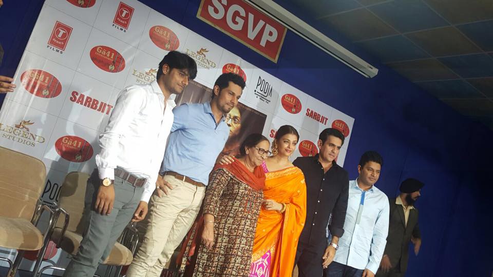 Aishwarya Rai Bachchan,‬ Randeep Hooda, Dalbir Kaur‬ and Team Sarbjit‬ at ‪‎Ahmedabad‬ for ‪‎Sarbjit‬ Movie's promotions