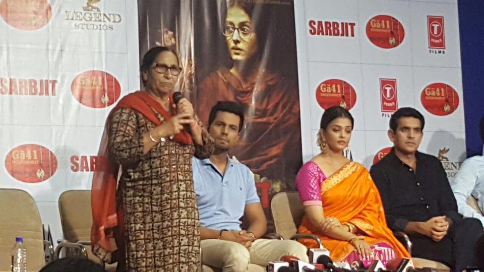 Aishwarya Rai Bachchan,‬ Randeep Hooda, Dalbir Kaur‬ and Team Sarbjit‬ at ‪‎Ahmedabad‬ for ‪‎Sarbjit‬ Movie's promotions