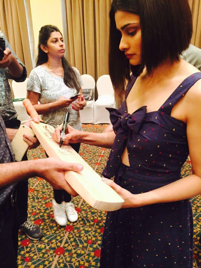 Prachi desai Signing Cricket bats for fans while Promoting Azhar